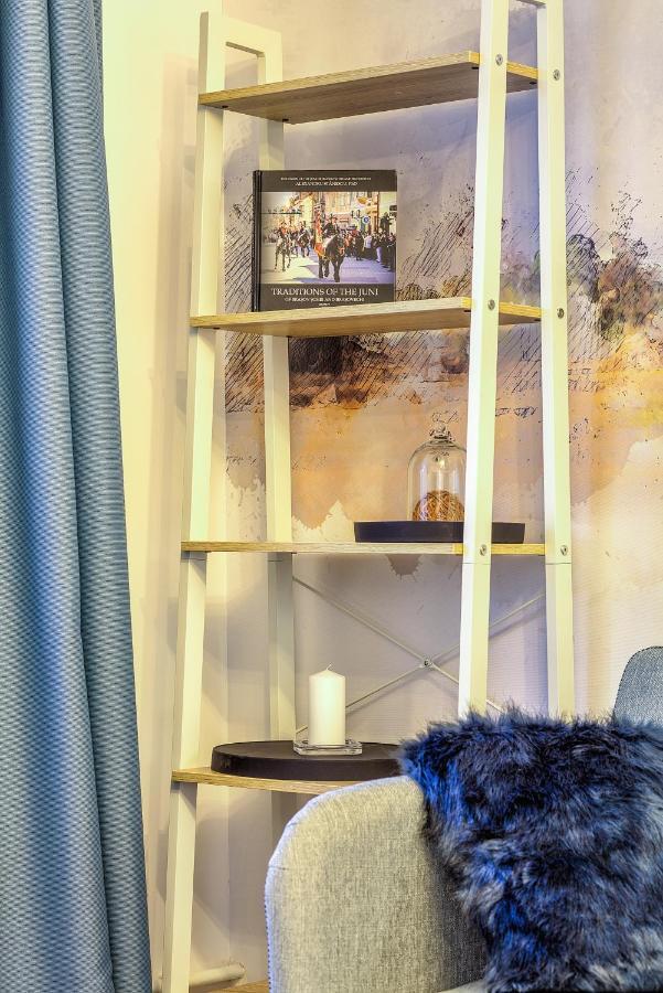 5 Min To Everything-Stylish-Modern-Old City Center ブラショフ エクステリア 写真